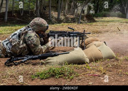 Timothy West, un fantassin affecté aux États-Unis L'armée de l'Alaska et un natif de Kingwood, Texas, tire une arme automatique de M249 escouades à l'épreuve de scénario d'armes multiples-basé sur le marksmanship au cours de 2022 États-Unis Concours du meilleur guerrier de l'armée du Pacifique à la caserne Schofield, Hawaï, 8 juin 2022. Le USARPAC BWC 2022 est un concours annuel d'une semaine qui se compose de concurrents de plusieurs unités USARPAC dans l'Indo-Pacific. Les officiers non commissionnés et les soldats enrôlants juniors sont évalués dans plusieurs catégories telles que les connaissances militaires générales, les compétences de base du soldat et la forme physique Banque D'Images