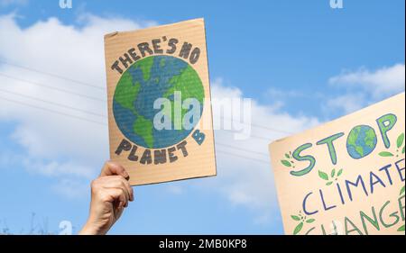 Manifestants tenant des panneaux il n'y a pas de planète B, Halte au changement climatique. Des gens avec des pancartes lors d'une manifestation de rassemblement de protestation, grève contre le réchauffement de la planète. Banque D'Images