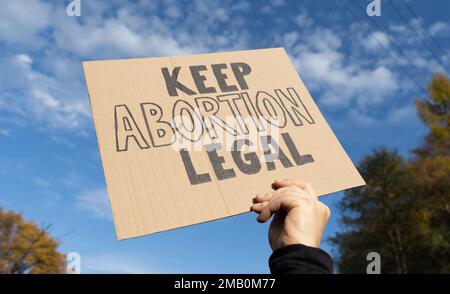 Femme main tenant signe avec le slogan garder l'avortement légal. Femme avec un écriteau soutenant le droit à l'avortement lors d'une manifestation de protestation. Banque D'Images