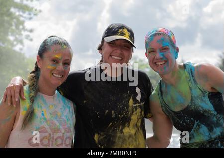 Les participants de la course en couleur Pride 5K posent pour une photo à la ligne d'arrivée de la base commune McGuire-dix-Lakehurst, N.J., 9 juin 2022. La course en couleurs Pride 5K a été coordonnée par la Garde nationale du New Jersey pour sensibiliser la communauté LGBTQ+ de JBMDL dans le cadre de la campagne de la base conjointe pour la diversité et l'inclusion. Banque D'Images