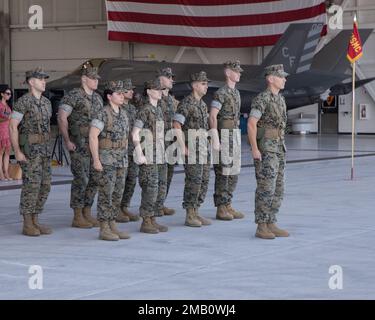 ÉTATS-UNIS Les Marines avec le Marine Fighter Attack Squadron 211 (VMFA-211) sont à l'attention lors d'une cérémonie de changement de commandement à la Marine corps Air Station Yuma, Arizona, 9 juin 2022. Le lieutenant-colonel Andrew d’Ambrogi a commandé la VMFA-211 pendant un an et demi et il passe maintenant la responsabilité au lieutenant-colonel Jesse Peppers, qui était auparavant affecté à la station aérienne du corps maritime de Beaufort à titre d’instructeur pilote. Banque D'Images