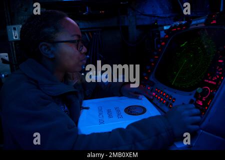 Spécialiste des opérations DE LA MER BALTIQUE (9 juin 2022) 3rd classe Erin Williams, de Los Angeles, voies, parcelles et grumes contacts de surface à bord du navire de commandement et de contrôle de classe Blue Ridge USS Mount Whitney (LCC 20) pendant l'exercice BALTOPS22. BALTOPS22 est le premier exercice axé sur la mer dans la région Baltique. L'exercice, dirigé par les États-Unis Les forces navales Europe-Afrique, exécutées par les forces navales de frappe et de soutien de l’OTAN, offrent une occasion unique d’entraînement pour renforcer les capacités d’intervention combinées essentielles à la préservation de la liberté de navigation et de la sécurité dans la mer Baltique. Banque D'Images