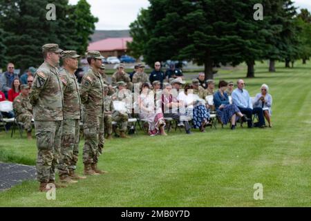 Le Maj. Jason West, commandant sortant, des États-Unis Le détachement d'ambulance aérienne de l'Armée de terre Yakima, 2-158 Bataillon des hélicoptères d'assaut, 16th Brigade de l'aviation de combat, est accompagné du commandant du bataillon Lt. Col. Simon Kim et du commandant entrant Capt. Alec DeGroat lors de la cérémonie de changement de commandement du détachement au Centre d'entraînement de Yakima, Washington, le 9 juin 2022. Banque D'Images