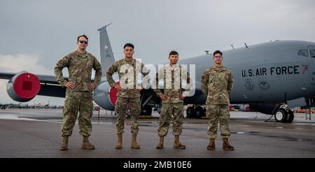 ÉTATS-UNIS Les chefs d'équipage de la Force aérienne affectés à l'escadron de maintenance des aéronefs 6th, posent pour une photo près d'un KC-135 Stratotanker à la base aérienne de MacDill, Floride, 9 juin 2022. Les tâches et responsabilités des chefs d'équipage comprennent le diagnostic des dysfonctionnements, le remplacement des composants et l'exécution d'inspections détaillées. Banque D'Images