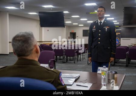 Le Sgt Elijah Clarke, opérateur-agent de systèmes de transmission multicanaux affecté au Commandement de la défense contre les missiles aériens de l’Armée de terre 94th, participe au comité de connaissances sur la caserne Schofield, à Hawaï, en 9 juin, pour le concours du meilleur guerrier de l’USARPAC 2022. Le USARPAC BWC 2022 est un concours annuel d'une semaine qui se compose de concurrents de plusieurs unités USARPAC dans l'Indo-Pacific. Les officiers non commissionnés et les soldats enrôlants juniors sont évalués dans plusieurs catégories telles que les connaissances militaires générales, les compétences de base du soldat et la condition physique. Banque D'Images