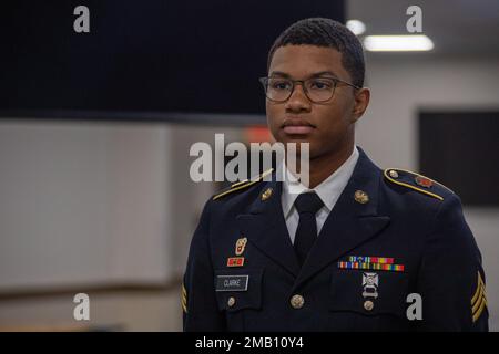 Le Sgt Elijah Clarke, opérateur-agent de systèmes de transmission multicanaux affecté au Commandement de la défense contre les missiles aériens de l’Armée de terre 94th, participe au comité de connaissances sur la caserne Schofield, à Hawaï, en 9 juin, pour le concours du meilleur guerrier de l’USARPAC 2022. Le USARPAC BWC 2022 est un concours annuel d'une semaine qui se compose de concurrents de plusieurs unités USARPAC dans l'Indo-Pacific. Les officiers non commissionnés et les soldats enrôlants juniors sont évalués dans plusieurs catégories telles que les connaissances militaires générales, les compétences de base du soldat et la condition physique. Banque D'Images