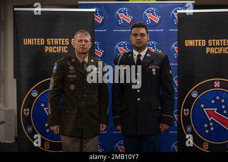 Commandant Sgt. Maj. Scott A. Brzak, États-Unis Le conseiller principal de l'armée du Pacifique présente le SPC Timothy West, un fantassin affecté aux États-Unis L’armée de l’Alaska stationnée à fort Wainwright, en Alaska, en deuxième place le plus jeune guerrier de l’USARPAC, 9 juin, à la caserne de Schofield, à Hawaï, au cours de la cérémonie de remise des prix du concours du meilleur guerrier de l’USARPAC 2022. Le USARPAC BWC 2022 est un concours annuel d'une semaine qui se compose de concurrents de plusieurs unités USARPAC dans l'Indo-Pacific. Les officiers non commissionnés et les soldats enrôlement junior sont évalués dans plusieurs catégories comme g Banque D'Images