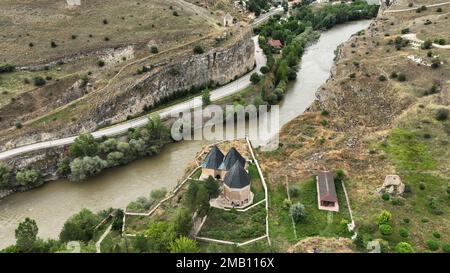 Vue depuis le quartier Kemah d'Erzincan. Un canyon situé sur la rivière Blackwater. Tombes de Behramshah et de Melik Gazi. Erzincan, Turquie. Banque D'Images