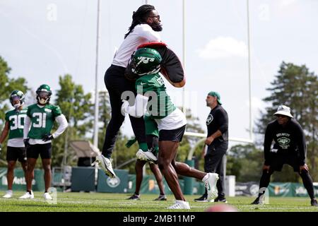 East Rutherford, NJ. 18/12/2022, New York Jets cornerback D.J. Reed (4)  breaks up a pass intended for Detroit Lions wide receiver Jameson Williams  (9) during a NFL game on Sunday, Dec. 18