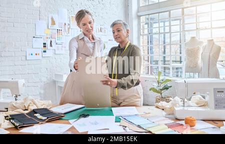 Mode, collaboration avec les designers et choix des femmes pour les vêtements, portfolio textile ou croquis créatif en studio. Démarrage petite entreprise, atelier Banque D'Images