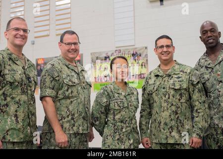 ÉTATS-UNIS Sous-ministre de la Marine, Eric Peterson, commandant de la composante de réserve sud-ouest de la région navale, San Diego, Californie, Lt. Cmdr. Shillady, Marine Reserve Medicine Gestionnaire du programme de préparation à l'innovation, Allendale, Pennsylvanie, Lt. Cmdr. Gillian Claveria-Ooms, optométriste au Commandement de la préparation et de l'entraînement en médecine navale, Camp Pendleton, Californie, Cmdr. Robert Martinez, adjoint de mission au Commandement de la préparation et de l'entraînement en médecine marine, Corpus Christi, Texas, Lt. Cmdr. Lauchland Roberts, pharmacien, Service de préparation et de formation en médecine navale, Bethesda, Md., pendant une mission médicale au Rhea County Middle Schoo Banque D'Images