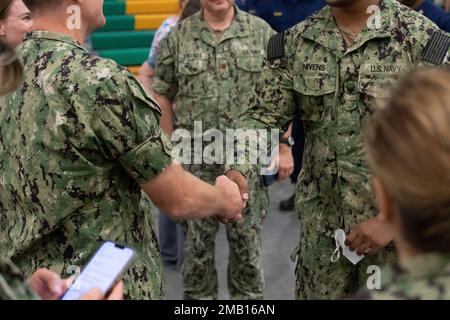 ÉTATS-UNIS Navy Hospital Corpsman Petty Officer troisième classe Jermaine Nivens, technicienne en optométrie au sein du Navy Medicine Readiness & Training Command, Corpus Cristi, Texas, reçoit une pièce de monnaie des États-Unis Eric Peterson, commandant de la composante sud-ouest de la Réserve de la région navale, San Diego (Californie), lors d'une mission médicale à l'école secondaire du comté de Rhea à Evansville (Tennessee), 9 juin 2022. Birchwood CARES, Innovative Readiness Training est un événement de formation parrainé par le ministère de la Défense qui relie les partenaires communautaires aux partenaires de la force conjointe pour fournir des soins médicaux aux communautés environnantes. TH Banque D'Images