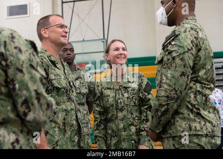 ÉTATS-UNIS Navy Hospital Corpsman Petty Officer troisième classe Jermaine Nivens, technicienne en optométrie au sein du Navy Medicine Readiness & Training Command, Corpus Cristi, Texas, reçoit une pièce de monnaie des États-Unis Eric Peterson, commandant de la composante sud-ouest de la Réserve de la région navale, San Diego (Californie), lors d'une mission médicale à l'école secondaire du comté de Rhea à Evansville (Tennessee), 9 juin 2022. Birchwood CARES, Innovative Readiness Training est un événement de formation parrainé par le ministère de la Défense qui relie les partenaires communautaires aux partenaires de la force conjointe pour fournir des soins médicaux aux communautés environnantes. TH Banque D'Images