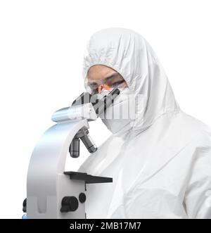 Le travailleur porte une combinaison de protection médicale ou une combinaison de combinaison blanche avec masque et lunettes de protection. Regardez au microscope isolé sur fond blanc Banque D'Images