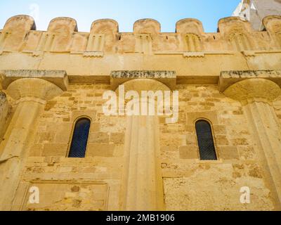 Le côté nord de la cathédrale de Syracuse avec les anciennes colonnes doriques du Temple d'Athéna, incorporé dans la cathédrale - Sicile, Italie Banque D'Images