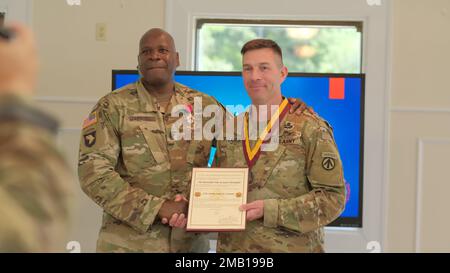 Le sergent de commandement Lonnie Gabriel présente le colonel Jeremy St. Laurent, commandant de la Brigade des transports 597th avec l'honorable ordre de Saint Christopher lors d'une cérémonie à fort Eustis, en Virginie 9 juin. Banque D'Images