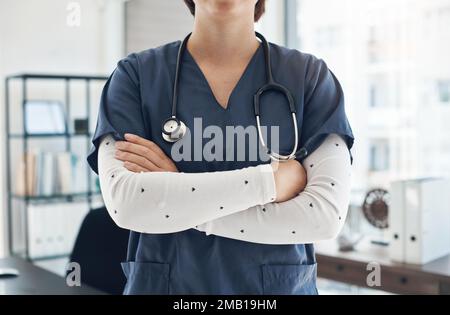 Sauver des vies un patient à la fois. un médecin méconnaissable avec leurs bras croisés dans un bureau. Banque D'Images