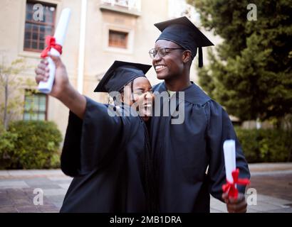 Étudiants noirs, hug et célébration pour la remise des diplômes, l'éducation et la réussite à l'université, au campus et à la réussite. Femme, homme ou afro-américain Banque D'Images