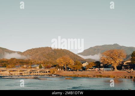 Rivière Arashiyama et pont, paysage rural d'automne à Kyoto, Japon Banque D'Images