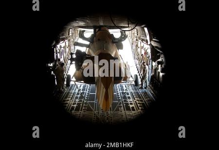 Un hélicoptère mi-17 est chargé sur un C-17 Globemaster III à la base aérienne de Davis-Monthan, Arizona, 9 juin 2022. Le ministère de la Défense fournit des hélicoptères mi-17 pour aider les troupes ukrainiennes autour du champ de bataille et pour compléter les hélicoptères mi-17 envoyés en Ukraine plus tôt cette année. Banque D'Images