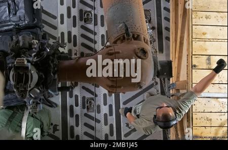 Un hélicoptère mi-17 est chargé sur un C-17 Globemaster III à la base aérienne de Davis-Monthan, Arizona, 9 juin 2022. Le ministère de la Défense fournit des hélicoptères mi-17 pour aider les troupes ukrainiennes autour du champ de bataille et pour compléter les hélicoptères mi-17 envoyés en Ukraine plus tôt cette année. Banque D'Images