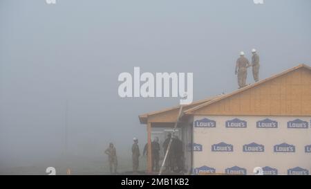 Les soldats de la garde nationale de l'Armée de l'Oklahoma de la compagnie d'ingénierie 2120th, Broken Arrow, Oklahoma, se préparent à toiture une maison lors d'un projet d'entraînement novateur de préparation à la nation Cherokee, Tahlequah, Oklahoma, 9 juin 2022. Au cours de la mission de l'IRT, les soldats se sont associés à des aviateurs de la Garde nationale aérienne de l'Idaho et de la Force aérienne active pour terminer la mission d'entraînement. Banque D'Images