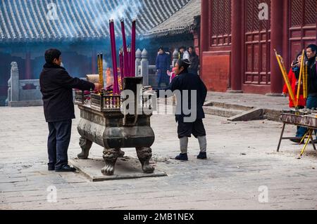 Dengfeng, Chine – 01312009 : encens en feu devant le bâtiment Junji Hall du temple taoïste Zhongyue. Banque D'Images