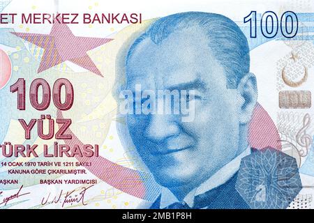 Gros plan d'une partie de 100 liras turques avec le portrait Kemal Ataturk, vue de dessus comme arrière-plan Banque D'Images