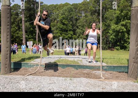 Des éducateurs des postes de recrutement d'Atlanta, Jacksonville et Tampa avec l'atelier des éducateurs, participent au cours de confiance à Marine corps Recruit Depot Pariris Island, Caroline du Sud, 8 juin 2022. L'atelier des éducateurs du corps des Marines, qui a eu lieu à 7-10 juin, a pour but de fournir aux éducateurs une meilleure compréhension du corps des Marines. Banque D'Images