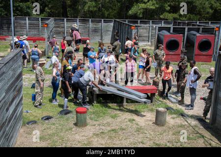 Les éducateurs des postes de recrutement d'Atlanta, Jacksonville et Tampa testent leurs capacités de leadership et de travail d'équipe lors du cours de réaction de leadership lors de l'atelier des éducateurs du corps des Marines Recruit Depot Parris Island, Caroline du Sud, 9 juin 2022. L'atelier des éducateurs du corps des Marines, qui a eu lieu à 7-10 juin, a pour but de fournir aux éducateurs une meilleure compréhension du corps des Marines. Banque D'Images