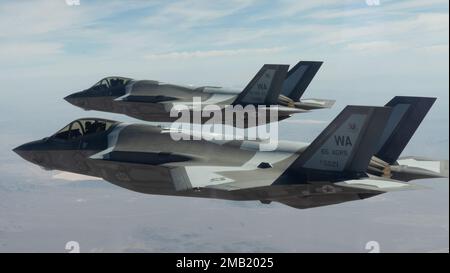 Le commandant de l'escadron des agresseurs 65th, le lieutenant-colonel Brandon Nauta, et le lieutenant-colonel Michael Albrecht, volent dans une formation de deux navires F-35A Lightning II à partir de la base aérienne de Nellis, au Nevada (9 juin 2022). Les F-35As étaient sur le chemin de l'aire de test et d'entraînement du Nevada pour participer à leur première mission d'entraînement contre les F-15E Strike Eagles. L'AGRS 65 était auparavant actif à Nellis de 2005 à 2014. Le F-35s sera utilisé dans les exercices des grandes forces aériennes de combat, les missions de l'École d'armes de la Force aérienne des États-Unis, les exercices conjoints et les épreuves d'essais et d'évaluation opérationnels qui ne sont menées qu'à Nellis Banque D'Images