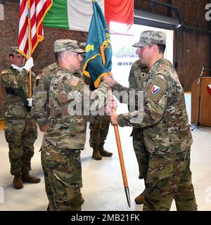 Le colonel Brad Bane, commandant de la 405th Brigade de soutien de l'Armée de terre, passe les couleurs du Bataillon de soutien de l'Armée de terre-Afrique au Lieutenant colonel Alexander J. Amato, commandant entrant Bataillon de soutien des champs de l'Armée-Afrique lors de la cérémonie de changement de commandement 10 juin au dépôt de l'Armée de Leghorn, en Italie. Banque D'Images