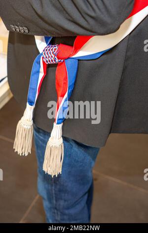 français homme maire tricolore bleu blanc rouge foulard lors d'une célébration officielle à l'hôtel de ville de france Banque D'Images