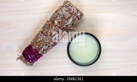 Bâton à taches de bougie et de lavande sur une table avec des plantes et des cristaux Banque D'Images