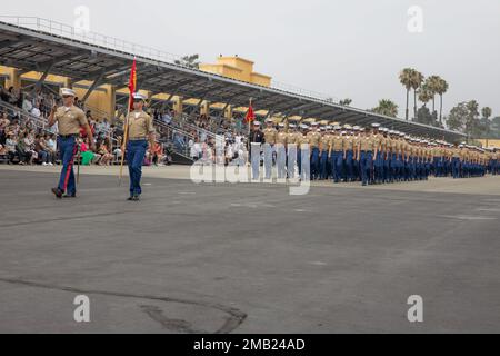 Nouveaux États-Unis Marines avec Charlie Company, 1st Recruit Training Battalion, marche en formation lors d'une cérémonie de remise des diplômes au Marine corps Recruit Depot San Diego, 10 juin 2022. La remise des diplômes a eu lieu à la fin de la transformation de 13 semaines qui comprenait une formation pour l'exercice, la stratégie de tir, les compétences de base au combat et les coutumes et traditions des Marines. Banque D'Images