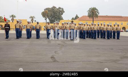 Nouveaux États-Unis Marines avec Charlie Company, 1st Recruit Training Battalion, se tiennent en formation lors d'une cérémonie de remise des diplômes au Marine corps Recruit Depot San Diego, 10 juin 2022. La remise des diplômes a eu lieu à la fin de la transformation de 13 semaines qui comprenait une formation pour l'exercice, la stratégie de tir, les compétences de base au combat et les coutumes et traditions des Marines. Banque D'Images