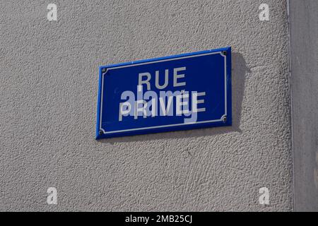 Rue privee signifie en français propriété privée rue signe interdit d'entrer dans l'allée Banque D'Images