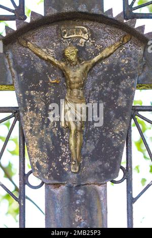 Plaque de métal rouillé avec Jésus Christ sur la croix du vieux village de bord de route Banque D'Images