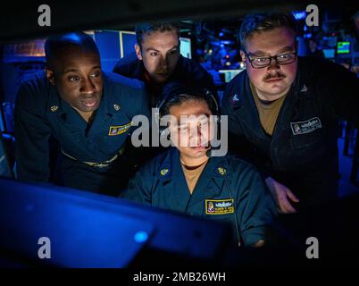 Les marins DE LA MER DES PHILIPPINES (10 juin 2022) à bord du croiseur à missiles guidés de classe Ticonderoga USS Chancellorsville (CG 62) sont à l'affût dans le centre d'information de combat. Chancellorsville est déployé vers l'avant à la flotte américaine 7th pour soutenir la sécurité et la stabilité dans l'Indo-Pacifique et est affecté au commandant de la Force opérationnelle 70, une force prête pour le combat qui protège et défend l'intérêt maritime collectif de ses alliés et partenaires dans la région. Banque D'Images