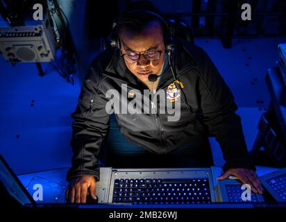 ELIZABETH Moten, de San Diego, de LA MER DES PHILIPPINES (10 juin 2022), est la montre de l'officier de l'action tactique dans le centre d'information du combat à bord du croiseur à missiles guidés de classe Ticonderoga USS Chancellorsville (CG 62). Chancellorsville est déployé vers l'avant à la flotte américaine 7th pour soutenir la sécurité et la stabilité dans l'Indo-Pacifique et est affecté au commandant de la Force opérationnelle 70, une force prête pour le combat qui protège et défend l'intérêt maritime collectif de ses alliés et partenaires dans la région. Banque D'Images