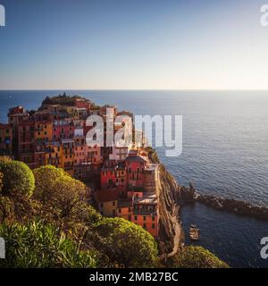 Le village de pêcheurs de Manarola vu d'en haut. Paysage marin dans le parc national des Cinque Terre, site de l'UNESCO, région Ligurie, Italie, Europe. Banque D'Images