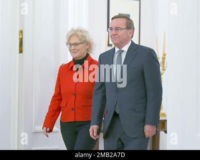 Berlin, Allemagne. 19th janvier 2023. Boris Pistorius (R) et Christine Lambrecht assistent à une cérémonie au Bellevue Palace de Berlin, Allemagne, le 19 janvier 2023. Le nouveau ministre allemand de la Défense, Boris Pistorius, a pris ses fonctions jeudi. Prenant la relève de son prédécesseur, Christine Lambrecht, il hérite de la tâche de réhabiliter une armée vieillissante longtemps affectée par les mesures d'austérité. Crédit: REN Pengfei/Xinhua/Alay Live News Banque D'Images