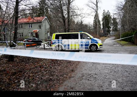 Des policiers de l'immeuble qui a été abattu pendant la nuit à Jarfalla, dans le nord-ouest de Stockholm, en Suède, à 12 janvier 2023. Aucune des personnes qui se trouvaient dans l'un des appartements n'a été blessée. Stockholm a été frappée par une série de fusillades et d'explosions depuis Noël. La police croit que bon nombre de ces incidents sont liés à des différends entre gangs criminels. Photo: Pontus Lundahl/ TT / code 10050 Banque D'Images