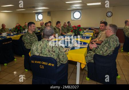 Le PORT de l'APRA, Guam (10 juin 2022) le sous-amiral Rick Seif, commandant du groupe sous-marin 7 et les triades régionales se rencontrent pour déjeuner à bord de l'émory S. le sous-marin de classe terrestre USS Frank Cable (AS 40), 10 juin 2022. Frank Cable, déployé vers l'île de Guam, répare, réarme et réarme les sous-marins et les navires de surface dans la région Indo-Pacifique. Banque D'Images