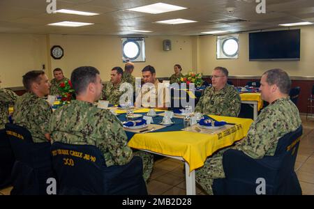 Le PORT de l'APRA, Guam (10 juin 2022) le sous-amiral Rick Seif, commandant du groupe sous-marin 7 et les triades régionales se rencontrent pour déjeuner à bord de l'émory S. le sous-marin de classe terrestre USS Frank Cable (AS 40), 10 juin 2022. Frank Cable, déployé vers l'île de Guam, répare, réarme et réarme les sous-marins et les navires de surface dans la région Indo-Pacifique. Banque D'Images