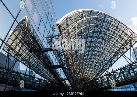 Kyoto, Japon, 29 décembre 2019. Détail de l'architecture de la gare centrale de Kyoto, un bâtiment célèbre pour son architecture moderne. Banque D'Images