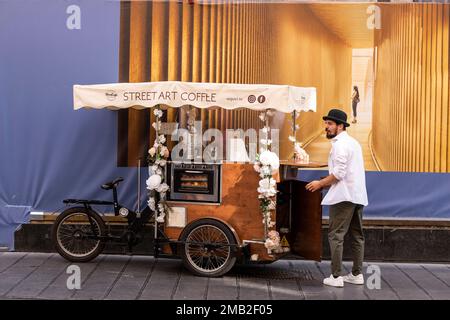 Italie, Campanie, Naples: Giuseppe Schisano est un napolitain de 28 ans qui vend du café traditionnel 'cucumella' le long de la via Toledo, le principal thorigfa Banque D'Images