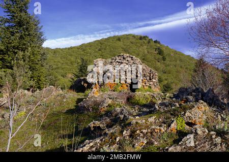 Ancien bâtiment traditionnel de bergers hutte avec mur et toit en pierre sèche en Sicile, Parc national de l'Etna, Italie Banque D'Images