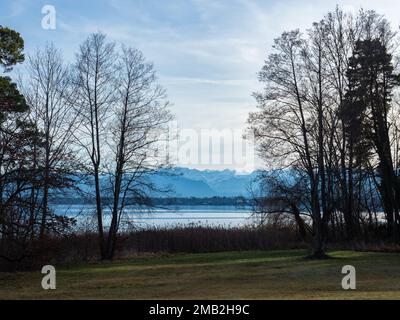 Starnberger See, Allemagne - 30 décembre 2022 : rives naturelles du lac avec vue sur le lac. Banque D'Images