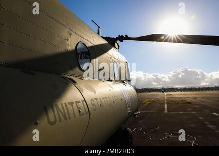 L'hélicoptère Chinook CH-47 de la Garde nationale de l'armée d'Hawaï (HIARNG) attend de transporter des soldats de la Garde nationale de l'armée d'Hawaï depuis l'aérodrome de l'armée de Wheeler à Wahiawa, Hawaï, 10 juin 2022. Des soldats de deux régiments d'aviation de HIARNG se sont envolés à Hilo, Hawaï, pour un exercice d'entraînement de medevac de plusieurs jours. Banque D'Images